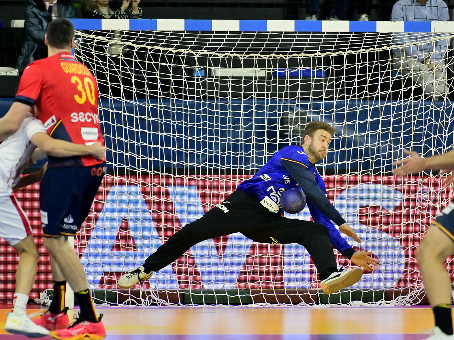 España inicia con victoria su andadura en el preolímpico de balonmano